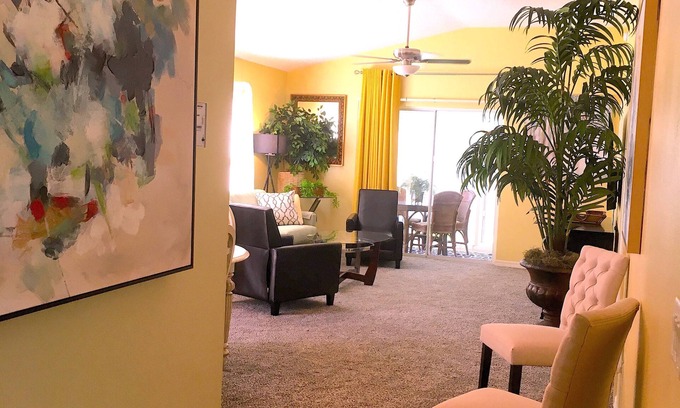 Virginia Trace Villa | WOW. ELEGANT Courtyard Villa, GOLF CART, Walk to Sumter Square & pool, sleep 6+