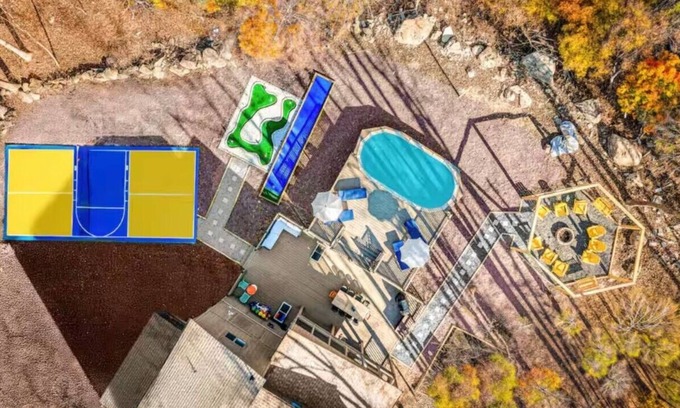 East Stroudsburg House | WOW Pocono Private Heated Pool, Pickleball, Hottub