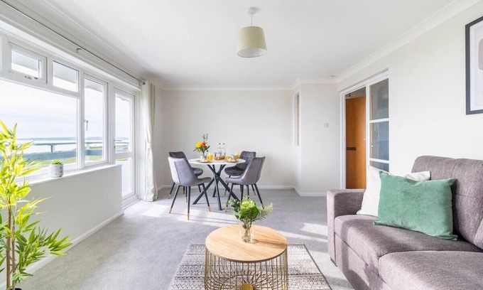 Boscombe Apartment | WOW! SeaView Beach Apartment Sleeps 6-Free Parking