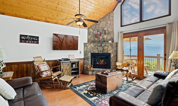Bryson City Cabin | "WOW!" views & location! Pet & family friendly!