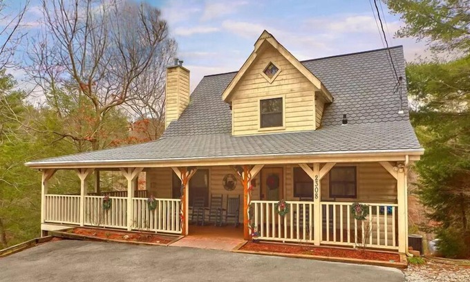 Gatlinburg - Pigeon Forge Cabin | Wrap Around the Son- Pool Table, Ping Pong Table, & Fire-pit