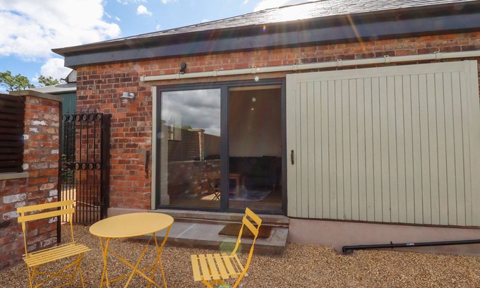 Sandbach Cottage | WREN COTTAGE, with a garden in Sandbach
