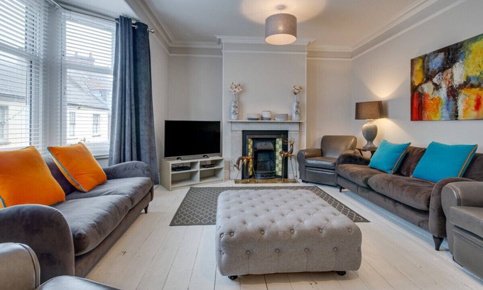Cromer House | Wroxton House - Four Bedroom House, Sleeps 8