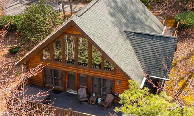 Gatlinburg - Pigeon Forge Cabin | Wuzzy's Flophouse - WiFi/Arcade Game/Sauna/Hot Tub/Fireplace