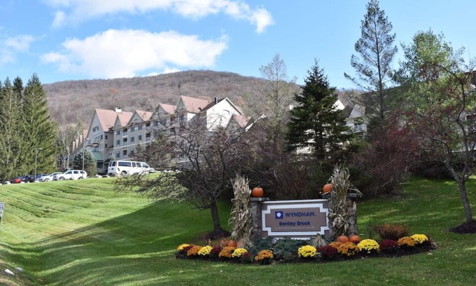 Hancock Condo | Wyndham Bentley Brook 2 Bedroom Deluxe, In & Out Ski Resort at Jiminy Peak