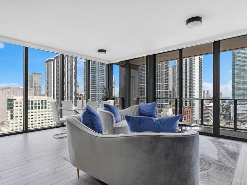 Downtown Miami Apartment | X-Lounge VI - Luxury High-Rise Rooftop Pool and Stunning City Views