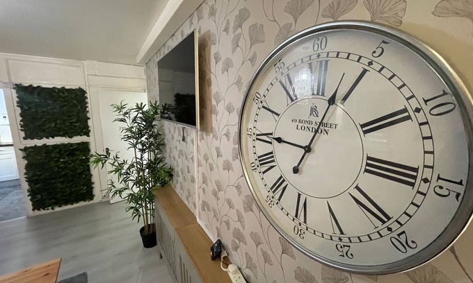 Eltham South Apartment | Xtra 4-bedroom apartment in London with WiFi