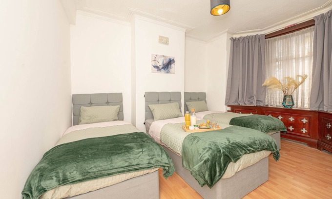 Glyndon House | Xtra Large 4BR House, Nrtrain, Excel, London City
