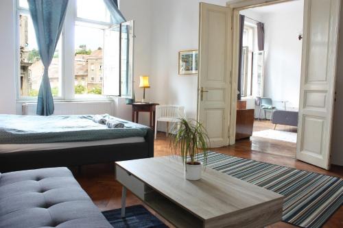 Zagreb House | Xxl room with a lounge on Britanski trg, shared bathroom & kitchen