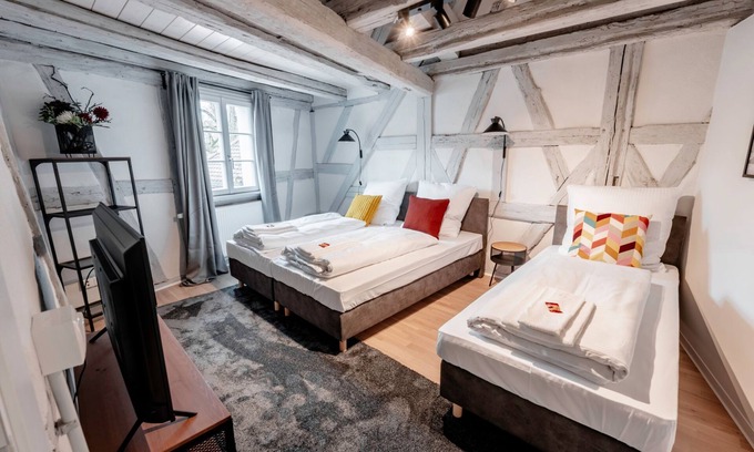 Schwabach Apartment | Xzllenz on 90sqm #Modern#Balcony#Fachwerk#Netflix