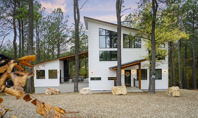 Broken Bow Cabin | Y'all and the Tall Tree's w/ Shuffleboard, Hot Tub - 6 Mi to Lake