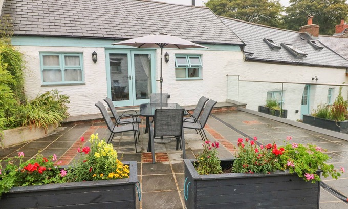 Crosswell Cottage | Y BEUDY, romantic, with hot tub in Newport, Pembrokeshire
