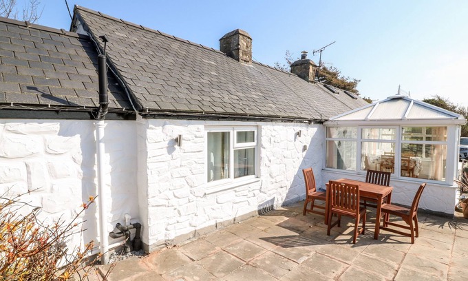 Garn Fadryn Cottage | Y BIG, pet friendly, character holiday cottage in Morfa Nefyn