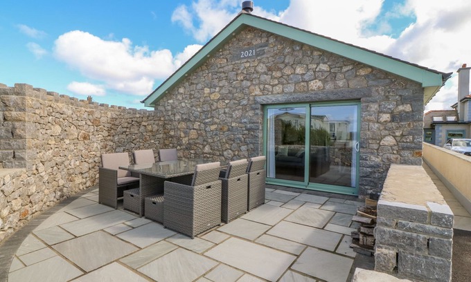 Rhosybol Cottage | Y BWTHYN, pet friendly, with open fire in Amlwch