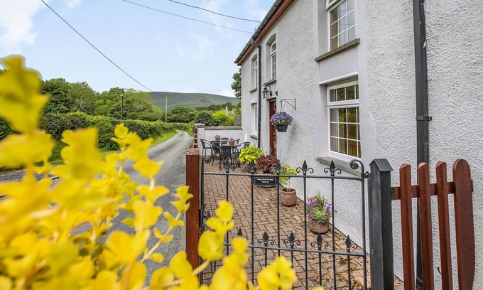 Tywyn House | Y BWTHYN, pet friendly, with a garden in Bryncrug