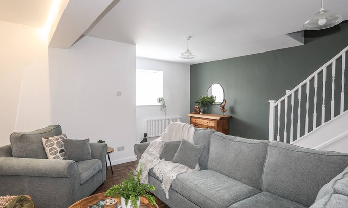 Newborough Cottage | Y GOEDWIG, pet friendly, with a garden in Newborough