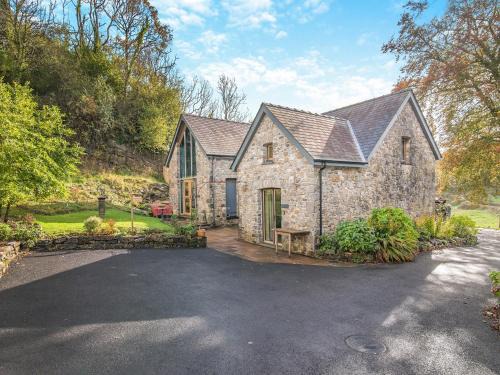 Ammanford House | Y Gwairdy
