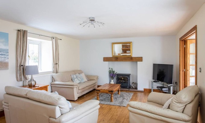 Llanelli House | Y Stablau (The Stables)