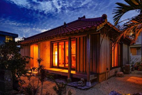 Minatogawa Villa | YACHIMUN Terrace ~シーサーが見守る小さな漁村の宿 ~