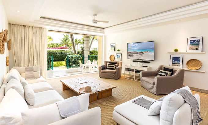 The Bight Condo | YACHT CLUB D4 - Waters Edge Poolside Condo - Walk to Grace Bay Beach, Dining.