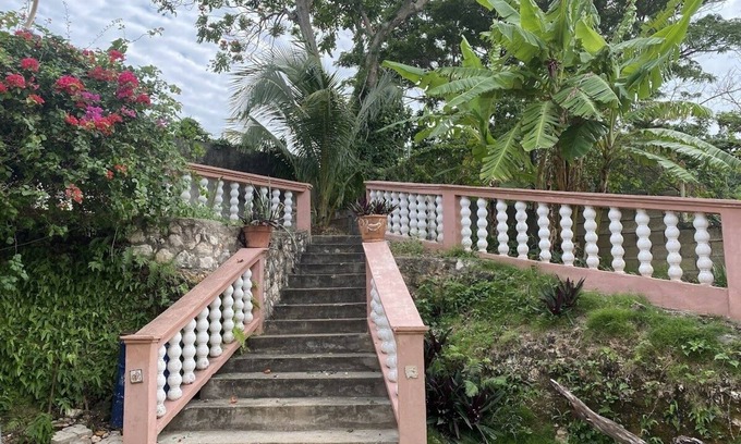 Albion Villa | YanceyLargo- 4BR Villa Jacuzzi & Mountain Views by RedAwning