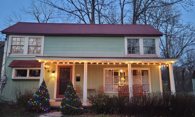 Yardley House | Yardley Boro Canal Cottage - Waterfront & Walkable!