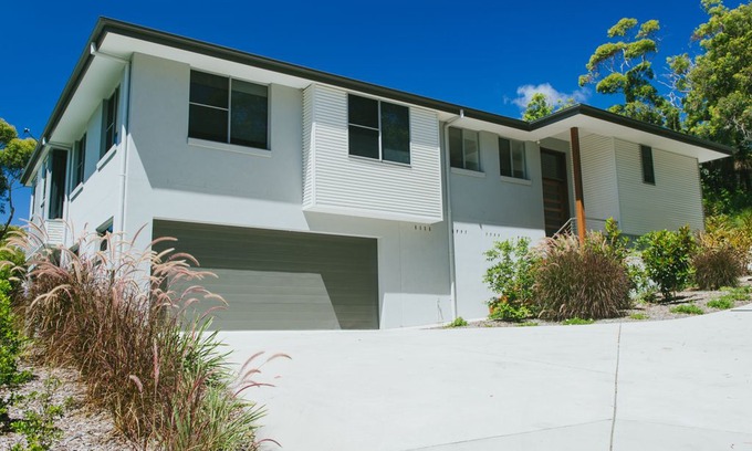 Dunbogan House | YARINGA- RETREAT STYLE ACCOMMODATION WITH INFINITY SWIMMING POOL