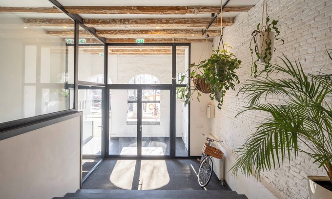 Spaarndammer en Zeeheldenbuurt Apartment | YAYS Amsterdam Salthouse Canal by Numa
