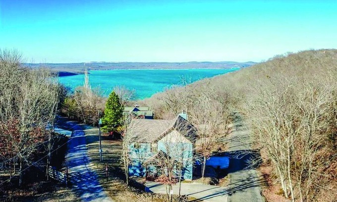 Vian House | Year-around Lake Views, 1 mile to Ramp .