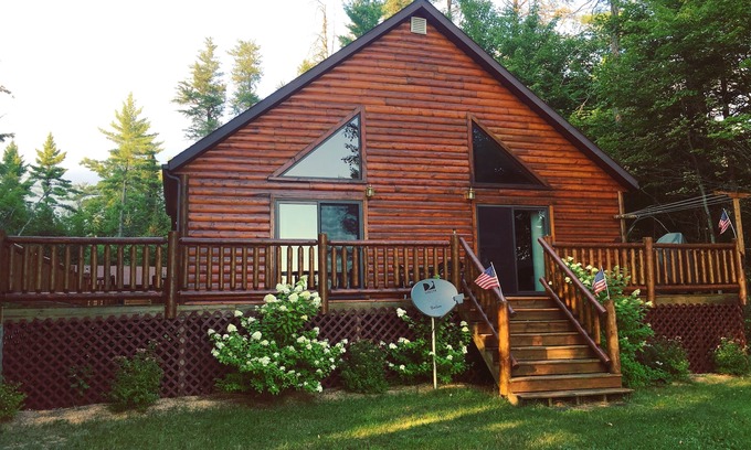 Munising Cabin | Year-Round Cabin Rental ~ Gorgeous Lakefront Property Nestled In The Woods