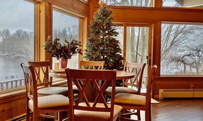 Tully House | Year Round Lake/Ski Home on Crooked Lake