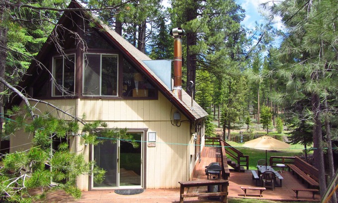 Tahoe Paradise Ski Chalet | Year-Round Lake Tahoe Getaway - Comfortable and Spacious! Spring Discount!