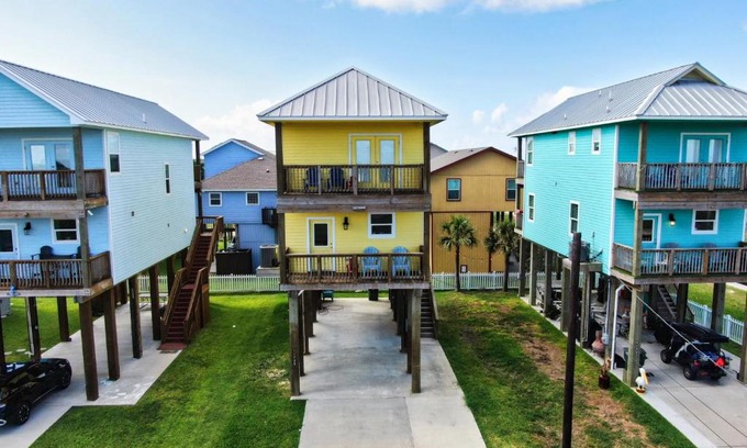 Galveston House | Yellow Beach Haven, Decks, Views, Mere Steps to Sand
