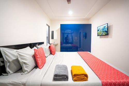 Kondapur Hotel | Yellow Bells Signature HITEC City
