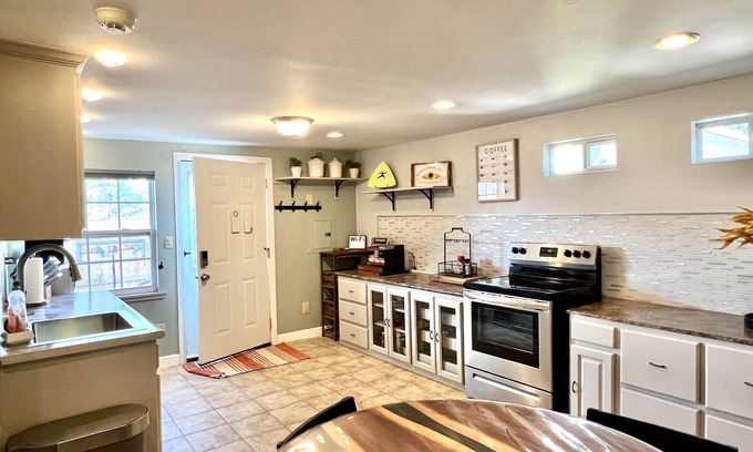 Amarillo House | Yellow Guest House near I-40 and I-27