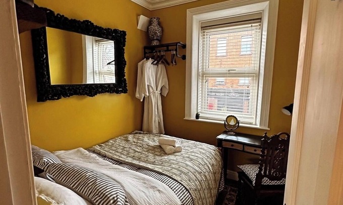 Broadstone Cabin | Yellow room - at The Royal Lodge Dublin