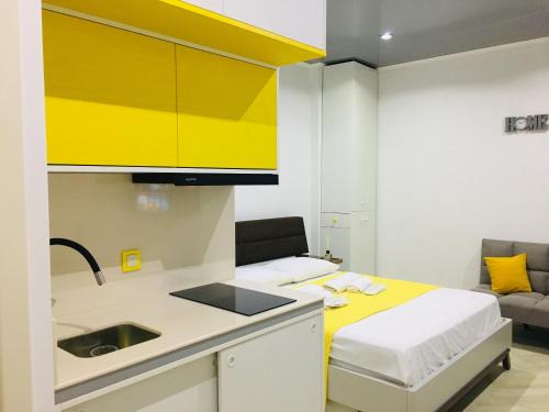 Makhinjauri Apartment | Yellow room with sea view