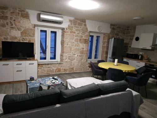 Olib Apartment | Yellow submarine