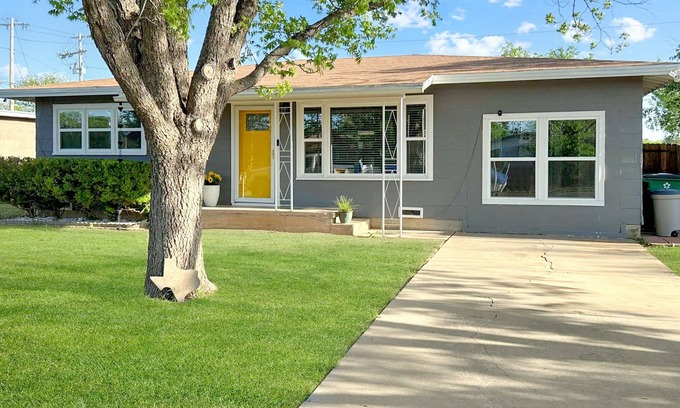 San Angelo House | Yellow Texas Star House next to Goodfellow AFB