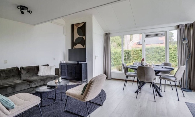 Zwiggelte House | Yellow Warbler I Trendy Home with Outside Diner