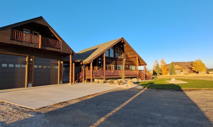 Island Park House | Yellowstone 6 Bed 6 Baths+ 2 Bedroom Apartment Optional, HOT TUB, Sleeps 25