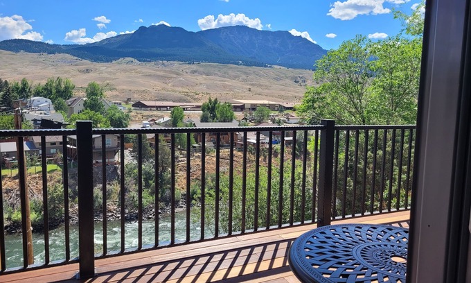 Gardiner House | Yellowstone Beauty Overlooking Yellowstone River BRAND NEW Gardiner, MT
