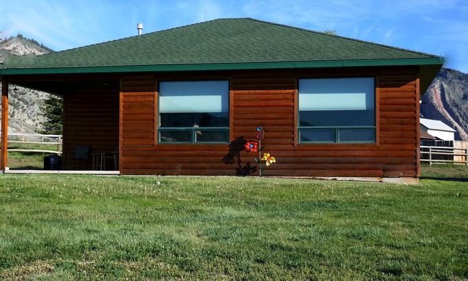 Gardiner Cabin | YELLOWSTONE CABIN - THE ELK VIEW CABIN at Yellowstone (River view)