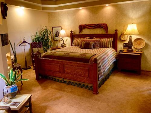 Cheyenne Bed & Breakfast | Yellowstone Cattle Baron EnSuite, Private Entrance & Parking - Prairie Rose B&B
