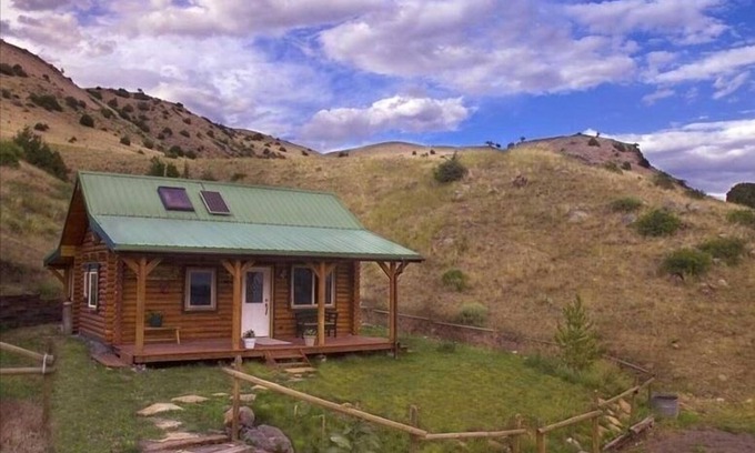 Emigrant Cabin | Yellowstone Montana Cabin Retreat Beauty of Paradise Valley!