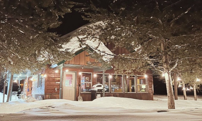 Rea Cabin | Yellowstone Retreat Cabin | Kids Zipline | WiFi | Trailers