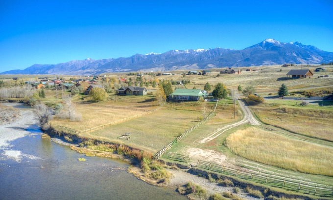 Livingston House | Yellowstone River House with guest house