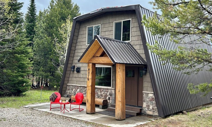 Island Park Cabin | YELLOWSTONE's PREMIER CABIN CLEAN& SPACIOUS KITCHEN with Fireplace, Dog Friendly