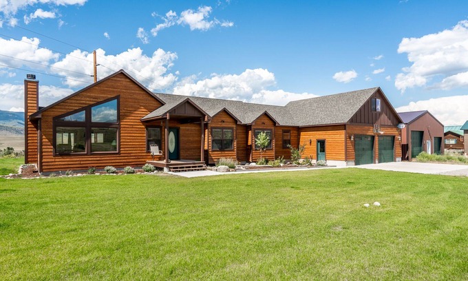 Livingston House | Yellowstone Trail - Great Home Overlooking the Yellowstone River