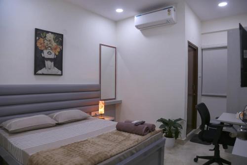 Serilingampally Apartment | Yendluri's- QueenBed Room-20 Kondapur, Gachibowli